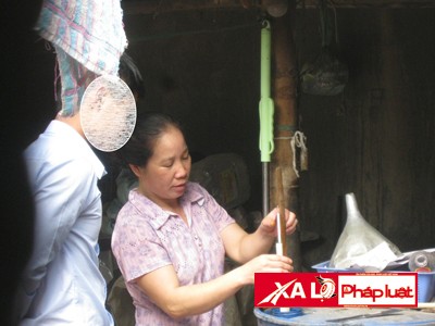 Bà Đ đo độ cồn của “rượu” và hướng dẫn cách pha chế.