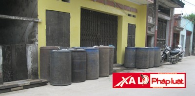 Thùng phuy “rượu cồn” dựng bên đường chờ xe vận chuyển đi