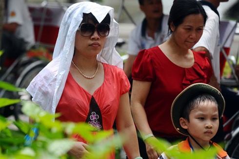 Người dân Hà Nội đang trải quả đợt nắng nóng nhất trong hàng chục năm. Ảnh: Hoàng Hà.