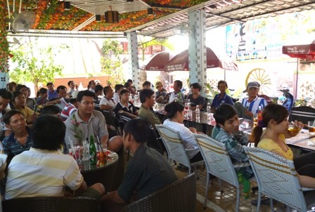 Ngoài việc tập trung tuyên truyền ở các điểm cộng đồng dân cư, sắp tới Sở Y tế cùng các đơn vị hữu quan tiếp tục đến các KCN, vùng biên giới để tuyên truyền về căn bệnh thế kỷ HIV