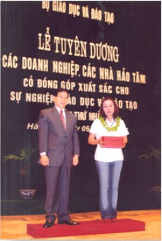 Bà Thoa tại Lễ tuyên dương những nhà hảo tâm đóng góp cho sự nghiệp giáo dục
