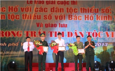 Chủ tịch UBND tỉnh Nghệ An Nguyễn Xuân Đường (ngoài cùng bên trái) trao giải tại buổi tổng kết