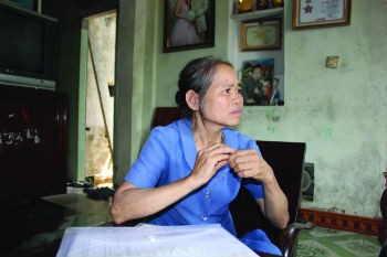Bà Dảo bức xúc về việc xã tự ý cắt đất trong vườn nhà bà bán