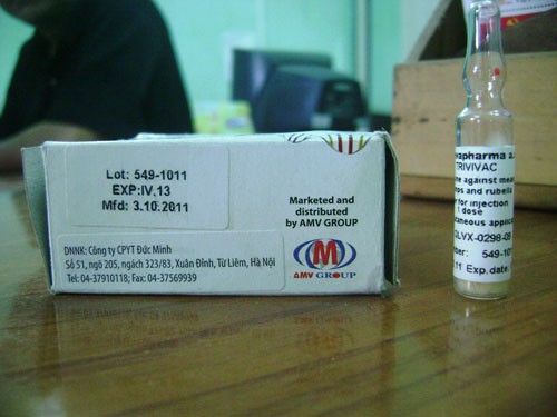 Hộp và lọ vắc-xin hết hạn sử dụng đã tiêm cho em Phan T.T vào sáng 20/5.