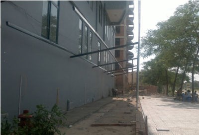 Toàn bộ bức tường tầng 1 phía sau tòa chung cư bị đục khoét, lắp đặt các khung sắt cỡ lớn. Cho đến nay đã gần 7 tháng sau khi Thanh tra xây dựng đình chỉ xây dựng, vẫn chưa được dỡ bỏ