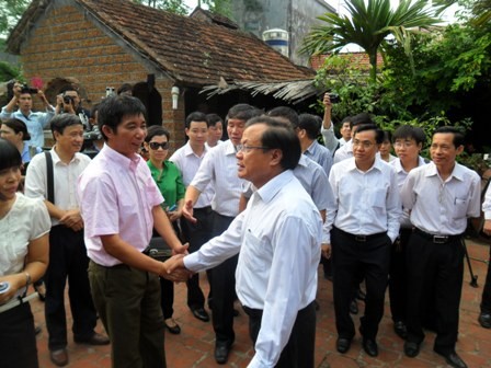Bí thư Thành ủy Phạm Quang Nghị tiếp xúc, nói chuyện với những người dân có nhà cổ