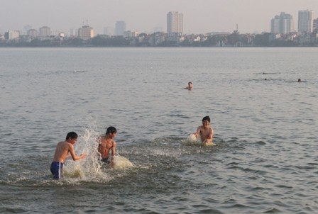 Người dân tắm ở Hồ Tây