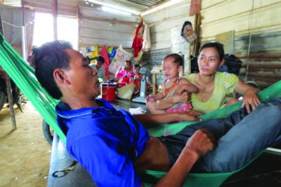 Thợ hồ Phong bị nhân viên Công ty Đông Cường đánh gãy 2 xương không có tiền nhập viện phải cầm cự lay lắt ở khu lán