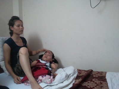 Linh Chi đang cố gắng nhắm mắt một lát bên chị Thủy đợi đến giờ đi gặp chú Nick VuJicic.