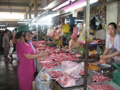 Thịt bán ở chợ truyền thống như thế này khó đảm bảo vệ sinh