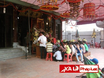 Một nhóm bạn trẻ rủ nhau sắm lễ đến phủ cầu may trước ngày thi