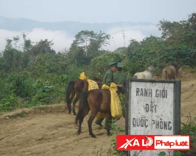Đoàn công tác chuẩn bị “xẻ núi” đến làng Pêtapoot