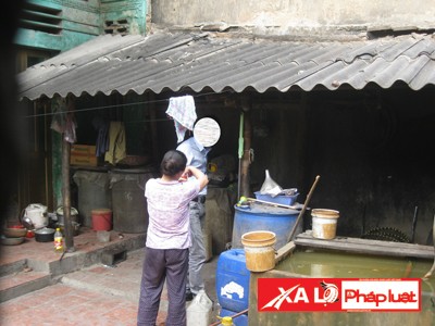 Bà chủ này đang trình bày cách pha chế rượu cồn thành rượu quê