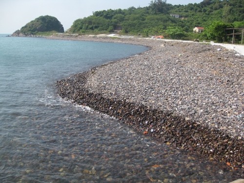 Bãi tắm đảo Song Ngư nguyên sơ, trong lành.