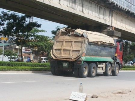 Chiều 26/5, chỉ trong thời gian ngắn, hàng loạt chiếc xe chở vật liệu xây dựng tràn nắp thùng ầm ầm chạy theo đường Tân Xuân để vào Hà Nội.