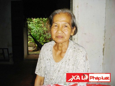 Người mẹ già buồn rầu kể chuyện gia đình bi thương
