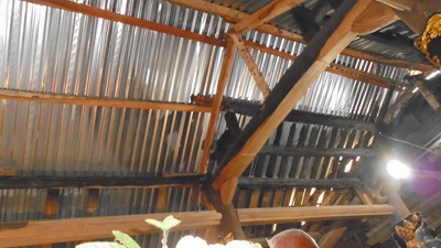 Phần mái 5 gian ngôi chùa bị cháy gần như toàn bộ. Nhiều cột, kèo, xà, câu, kiện, rui, mè, câu đối…bị cháy đen thui vẫn được tận dụng giữ lại. Trong tổng số 59 pho tượng thời lê thì có tới 20 pho bị hư hỏng nặng, nhiều pho tượng gãy chân, mất tay, sứt mẻ các kiểu.