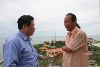 Ông Thu cùng với khách trên ban công đèn biển Sinh Tồn