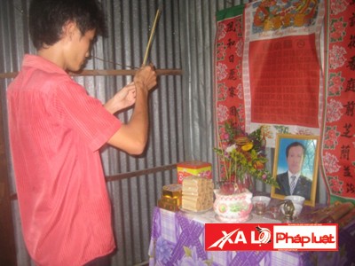 Em trai Mỹ Xuân trước bàn thờ cha