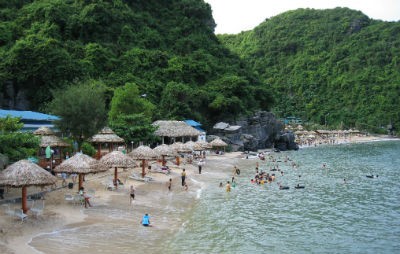 Trên cơ sở đề nghị của UBND TP.Hải Phòng, Thủ tướng Chính phủ vừa đồng ý về chủ trương áp dụng hình thức chỉ định thầu để thực hiện gói thầu lập Quy hoạch tổng thể phát triển du lịch bền vững quần đảo Cát Bà đến năm 2025 và tầm nhìn đến năm 2050. Trong ảnh: Một góc Cát Bà