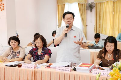 ĐBQH Vương Đình Huệ cùng các Đại biểu thảo luận tại Tổ