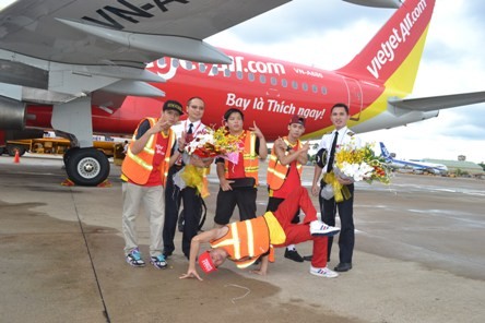 Doi hiphop VietJetAir Team chao don tau bay moi