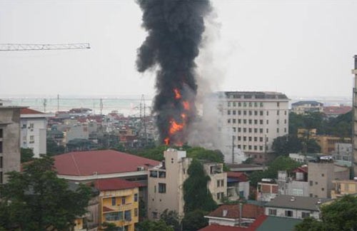 Cột khói cao hàng chục mét bốc lên từ cây xăng trên phố Trần Hưng Đạo.