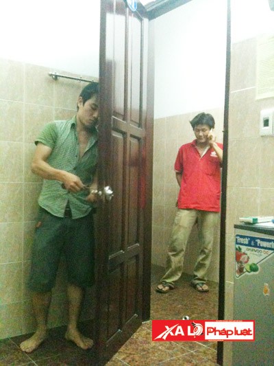 Sau khi đi xin việc, phóng viên bị nhốt trong phòng, luôn có người kè kè canh giữ