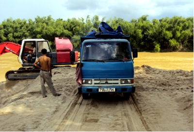 Một điểm khai thác cát của Cty TNHH Trần Bình trên Sông Cái thuộc huyện Diên Khánh