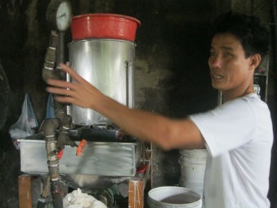 Ông chủ mù của cơ sở sản xuất bún với biệt tài “nhìn” bằng tay