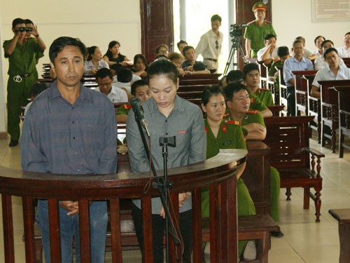 Vợ chồng Dương Thị Thúy Hà, Nguyễn Văn Bảy tại tòa