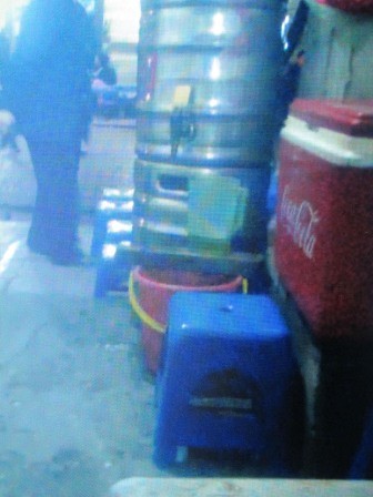 Những cốc bia thừa thế này sẽ được gom lại vào ca hay những chiếc xô nhựa rồi phù phép mang ra cho thực khách uống như bia mới rót từ bom ra