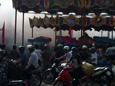 Cháy khu vui chơi đối diện sân vận động Mỹ Đình. (ảnh:nguowowilaodong.com)