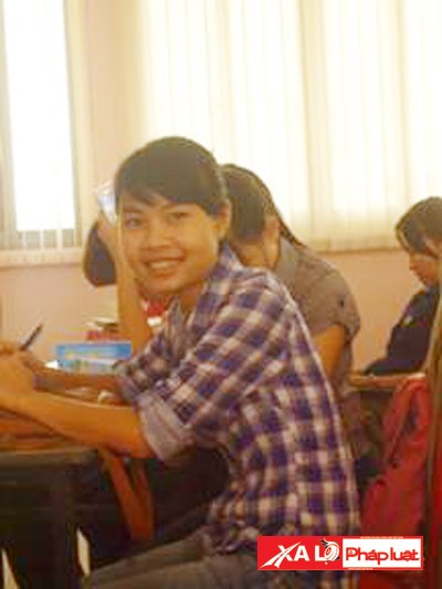 Nữ sinh tự mình mang các mẫu nước đi kiểm nghiệm