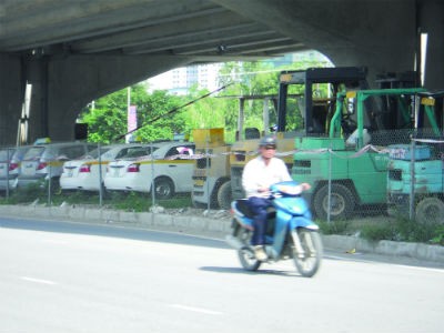 Một điểm trông giữ xe vẫn hoạt động dưới gầm đường cao tốc