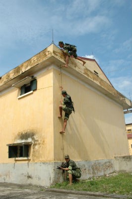 Luyện tập leo trèo dây thu lôi trong bài tập giải lMàn công phá bê-tông của Hán Mạnh Hoàng. thoát con tin