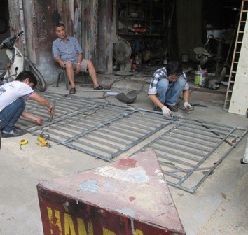 Một cửa hàng lấn chiếm vỉa hè trên phố Đê La Thành