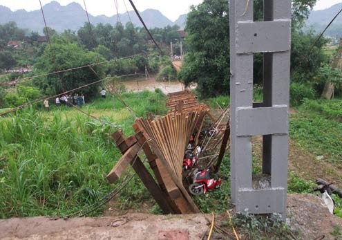 Nhiều xe máy bị kẹt dưới gầm cầu.
