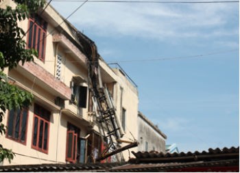 Trạm phát sóng trên tầng 3 bốc cháy và đổ sập xuống nhà bên cạnh