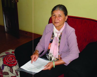 Bà Chắp làm việc với phóng viên