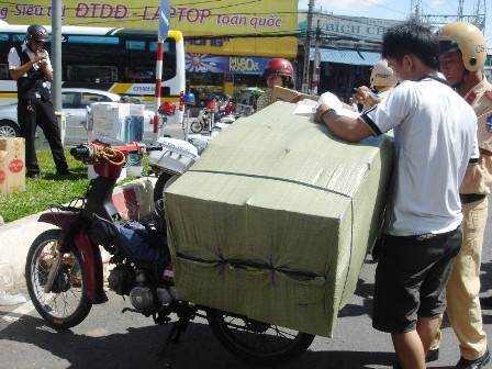 Một trường hợp chở quá tải bị CSGT xử lý.