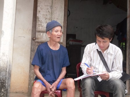 Cụ Quách Công Khanh (82 tuổi) đang kể lại sự tích hòn đá mài