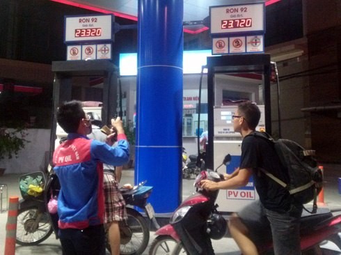 Các trạm bán lẻ của PV Oil điều chỉnh giá xăng RON 92 lên 23.720 đồng một lít, kém mức tối đa 36 đồng vào 20h ngày 14/6.