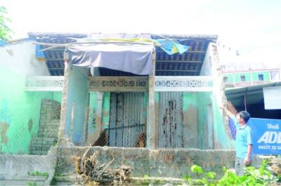 Anh Tống Phước Sanh bên căn nhà thờ bị đập nát