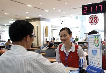 Hoạt động giao dịch tại ngân hàng (ảnh có tính chất minh họa)