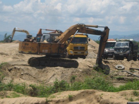 Rất nhiều thuyền và các phương tiện hút cát vẫn hoạt động suốt ngày đêm.