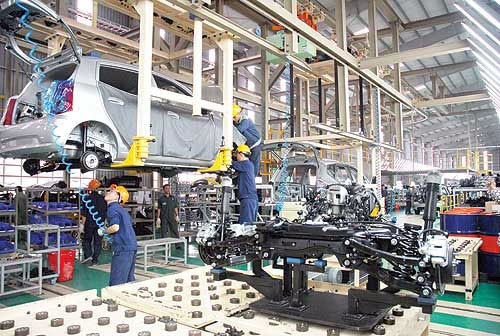 Lắp ráp ô tô tại Nhà máy Trường Hải. Ảnh: MH