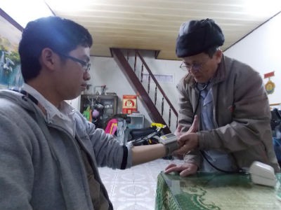 Bác sĩ Thông đang thăm khám bệnh miễn phí