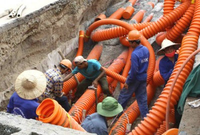 Công nhân hạ ngầm lưới điện. (Ảnh minh họa)
