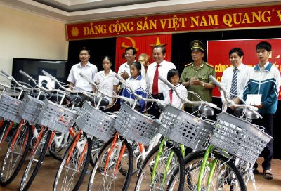Ông Nguyễn Mậu Chi - Tổng Giám đốc Cty TNHH Bia Huế cùng ông Trương Hòa Bình — Ủy viên T.Ư Đảng, Chánh án TANDTC - trao xe đạp cho học sinh nghèo hiếu học